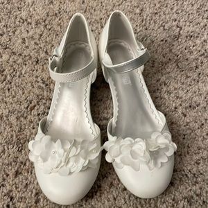 Kids smart fit white heels